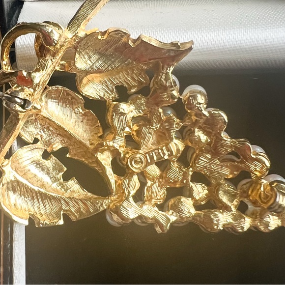 Vintage Grape Gold Tone Demi Parure Set Post Stud Earrings + Brooch - Picture 2 of 8